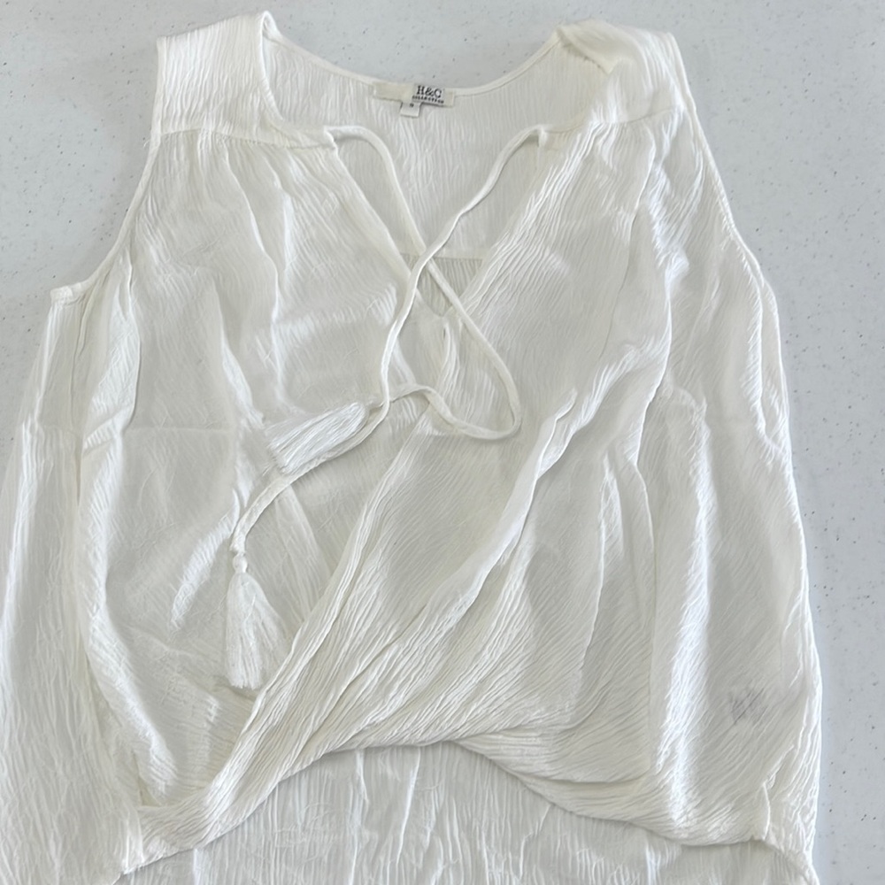 Women’s white H&C top